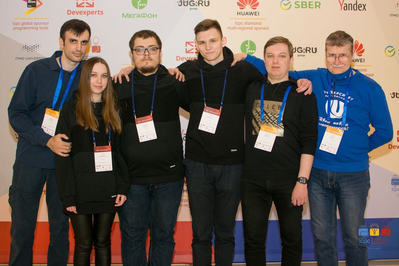 Валерия (вторая слева), Илья (четвертый слева) в составе новой команды прошли региональный полуфинал ICPC (фото с официального сайта ННГУ)