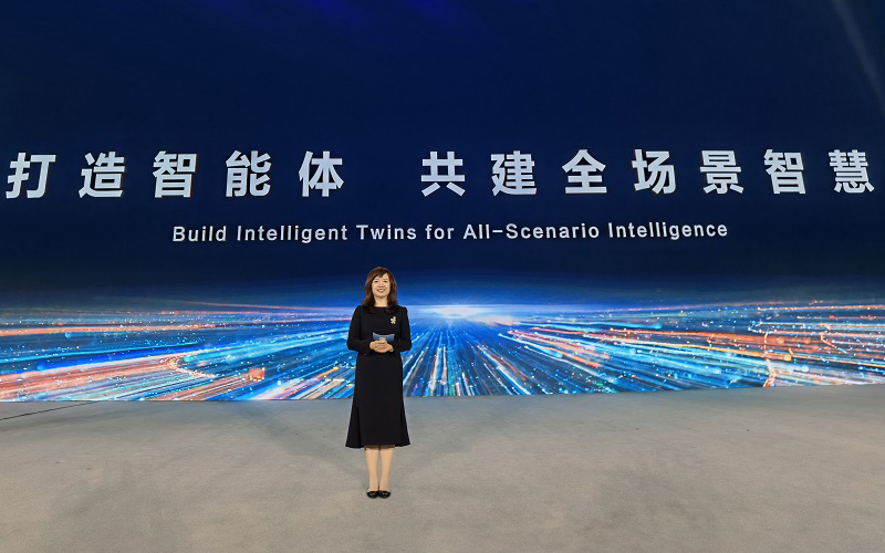 Ши Цзилинь, вице-президент Huawei и президент отдела маркетинга облачных и компьютерных технологий, представляет Intelligent Twins на 7-й Всемирной конференции по интернету