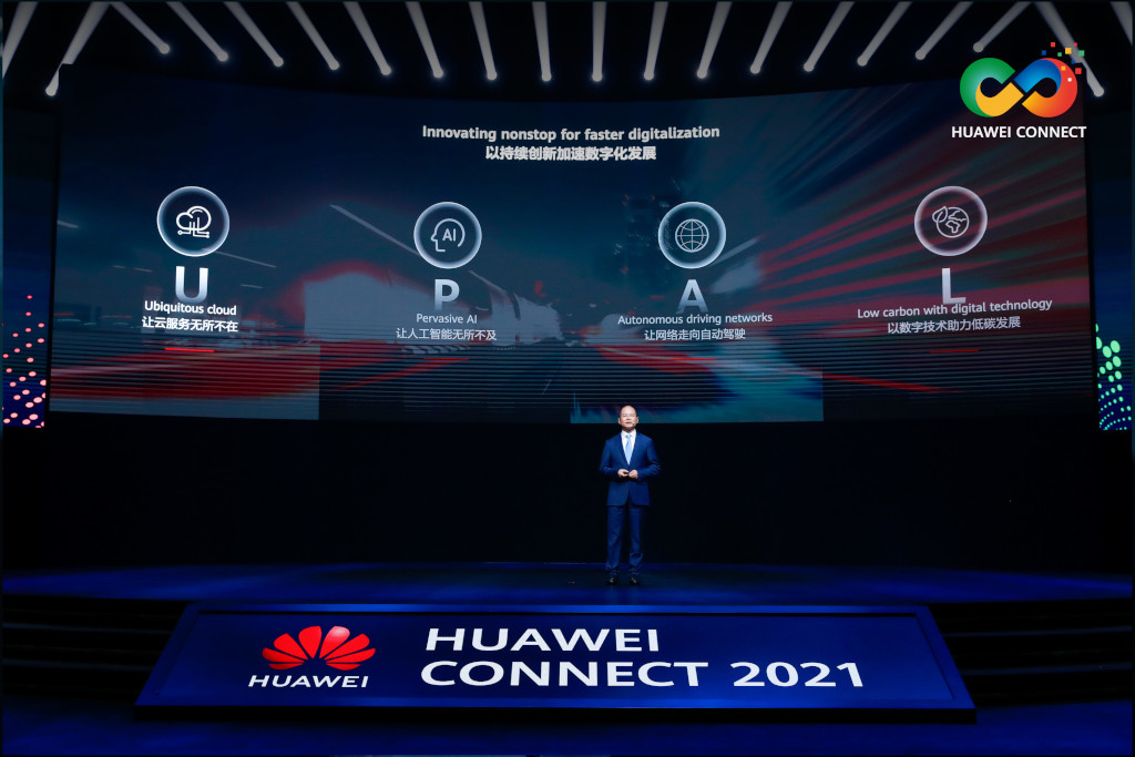 Действующий председатель правления компании Huawei Эрик Сюй выступает со вступительной речью на HUAWEI CONNECT 2021