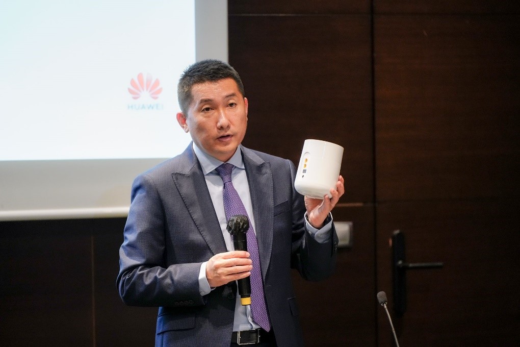 Джеффри Чжоу, вице-президент Huawei по маркетингу и продажам, представляет решения FTTR