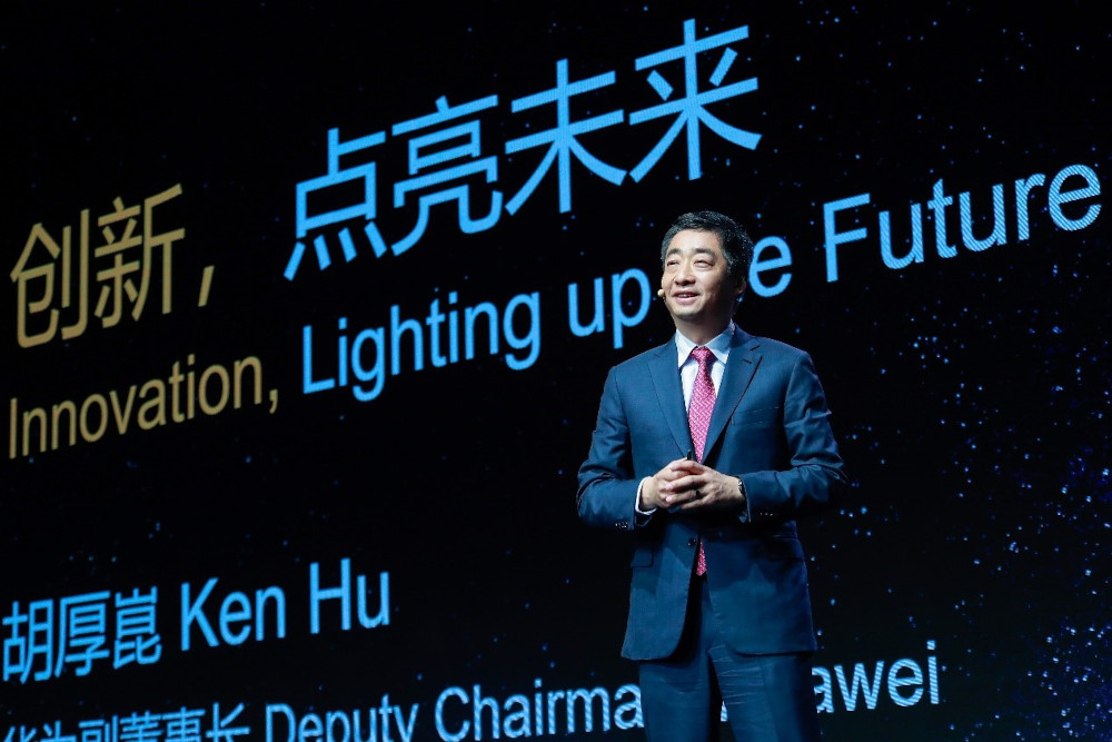 Кен Ху, заместитель председателя совета директоров компании Huawei, выступает на церемонии открытия MWC в Шанхае 2021
