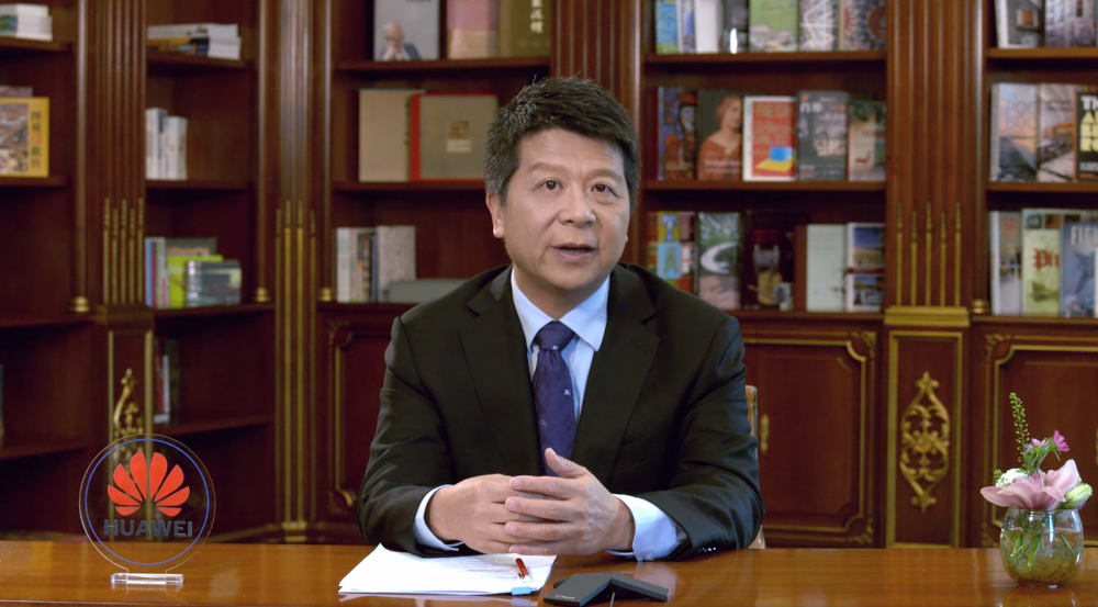Го Пин (Guo Ping), действующий председатель Huawei, выступает с основным докладом на 13 -м Международном форуме им. Питера Друкера