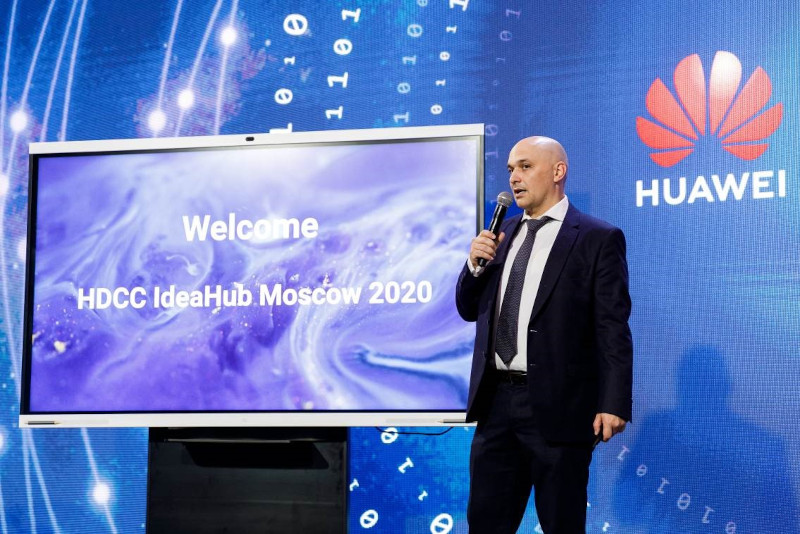 Денис Сереченко на презентации решение для совместной работы нового поколения Huawei IdeaHub