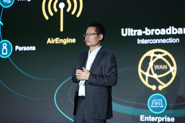 Кевин Ху (Kevin Hu), президент компании Huawei Data Communication Product Line, анонсирует новейшую стратегию развития IP-сетей