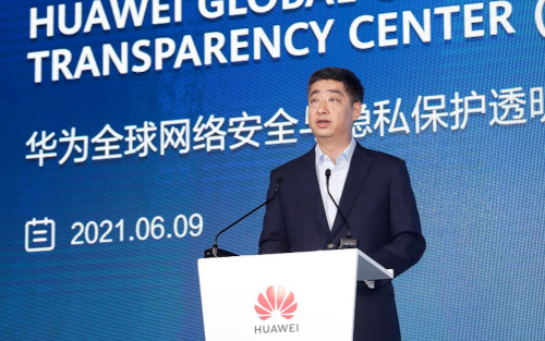 Кен Ху (Ken Hu), действующий председатель совета директоров Huawei, во время открытия центра в городе Дунгуань