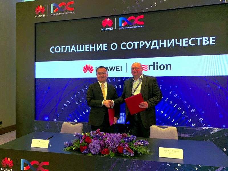 Сяо Хайцзюнь, генеральный директор Huawei Enterprise в регионе Евразия, и Алексей Абрамов, председатель совета директоров MERLION, на подписании соглашения о сотрудничестве