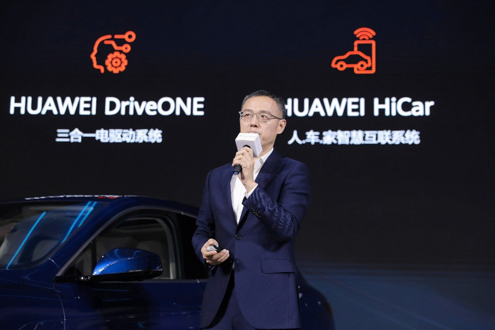 Huawei начинает продажу электромобилей SERES SF5 в своих флагманских магазинах в Китае