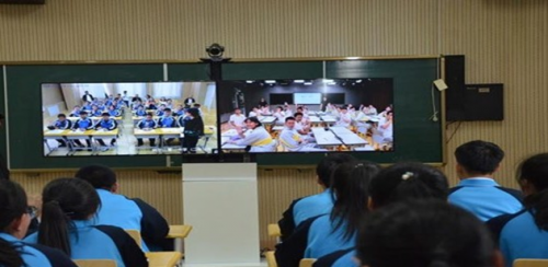 Дистанционный урок, который одновременно проводится для средней школой No2 в Пекине и средней школы No1 в Альшане (Внутренная Монголия)
