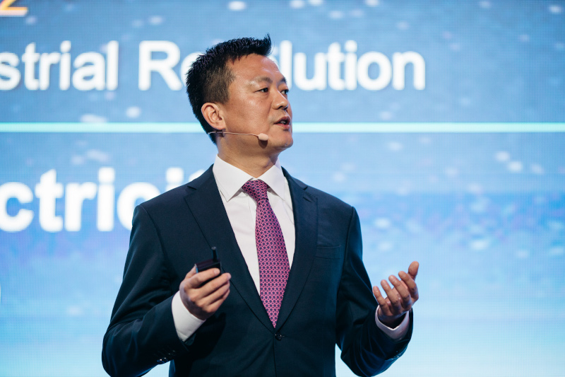 Президент Huawei в Евразии Эйден У во время выступления на конференции Huawei "Цифровое сообщество 2020"