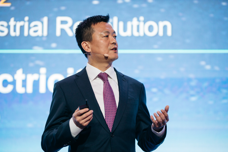 Президент Huawei в Евразии Эйден У во время выступления на конференции Huawei "Цифровое сообщество 2020" Президент Huawei в Евразии Эйден У во время выступления на конференции Huawei "Цифровое сообщество 2020"