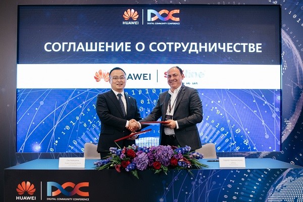 Генеральный директор Huawei Enterprise в регионе Евразия Сяо Хайцзюнь и глобальный CEO Softline Сергей Черноволенко на подписании соглашения о сотрудничество