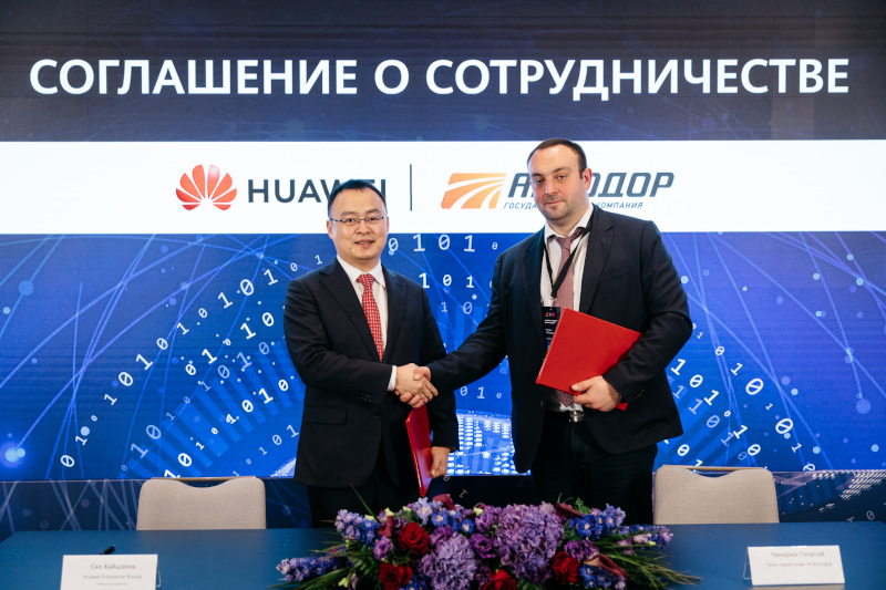 Генеральный директор Huawei Enterprise в регионе Евразия Сяо Хайцзюнь и заместитель председателя правления по инвестициям и стратегическому планированию ГК «Автодор» Георгий Чичерин на церемонии подписания меморандума